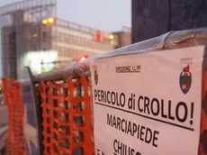 Foto Agenzia Candussi/Chiarin/Corso del Popolo, Mestre / il marciapiede chiuso al passaggio pedonale per un cedimento