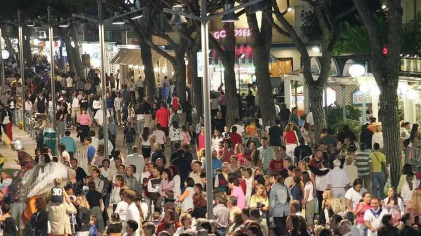 piazzetta casa bianca - - Via Bafile piena di gente venerdi' dopo mezzanotte nel cuore della prima notte bianca a Jesolo C'erano anche molte famiglie con bambini e carozzine al seguito (fotoservizio Gavagnin)