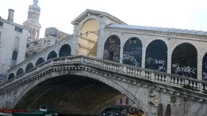 Tantucci Interpress/Tagliapietra Venezia 11.12.2012.- Scritte sul ponte di Rialto.