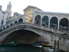 Tantucci Interpress/Tagliapietra Venezia 11.12.2012.- Scritte sul ponte di Rialto.
