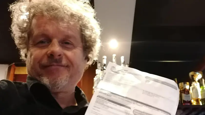 Stefano Pesce all’interno de “Il Vapore” mostra la bolletta salasso: importo da 2.524, 26 euro