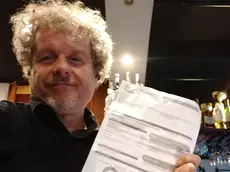 Stefano Pesce all’interno de “Il Vapore” mostra la bolletta salasso: importo da 2.524, 26 euro