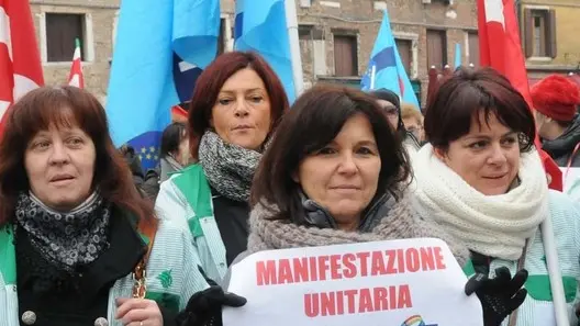 Interpress/Mazzega Baschieri Venezia, 13.01.2014.- Manifestazione operatori settore pulizie delle scuole.-