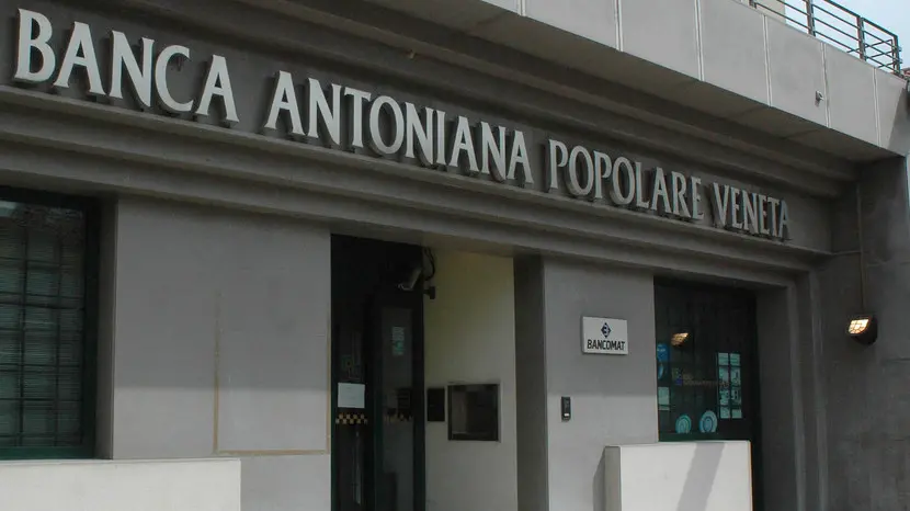 SALZANO: RAPINA ALLA BANCA ANTONIANA POPOLARE VENETA 26/04/06 © L. P˜rcile