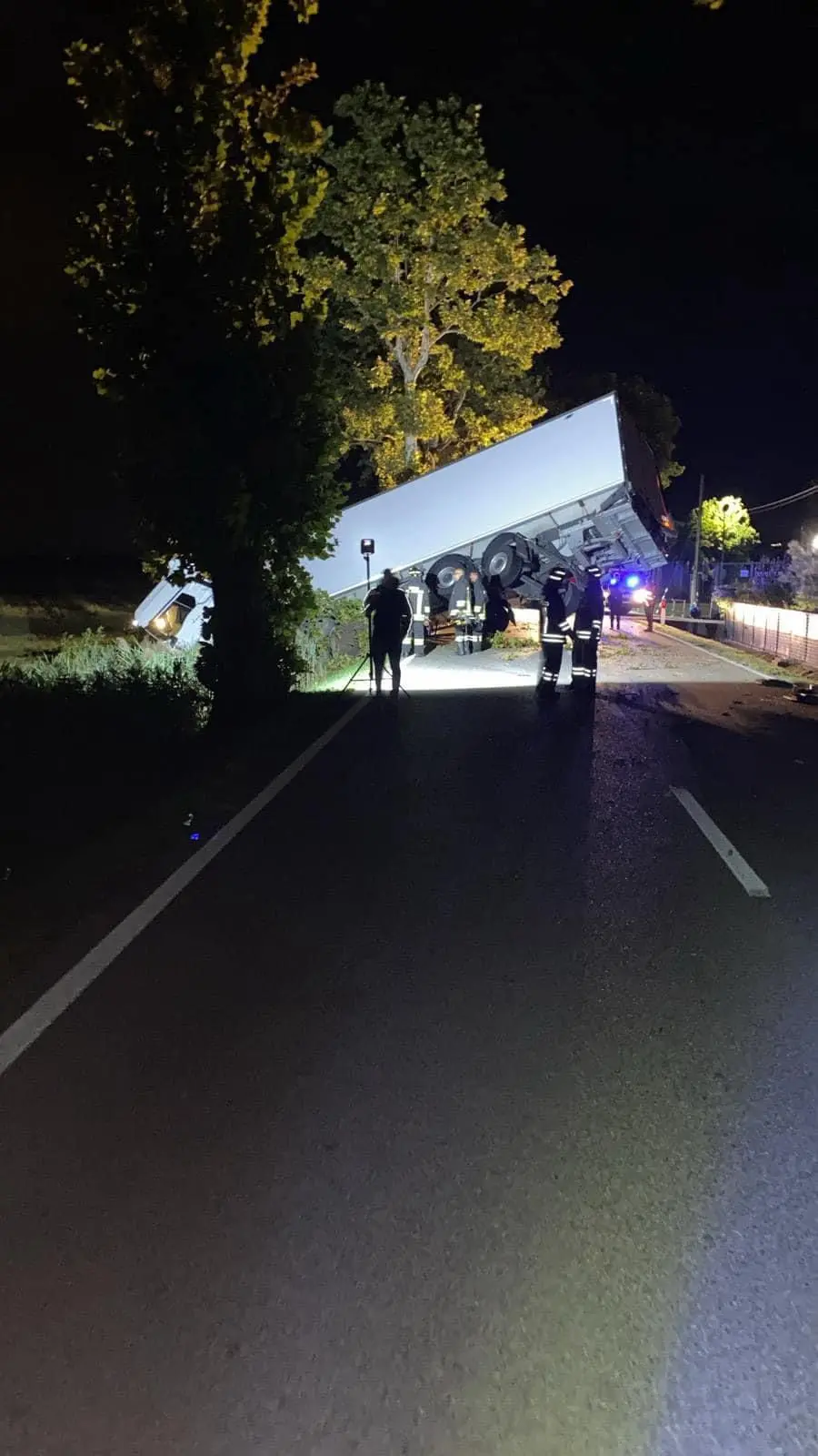 Il camion finito fuori strada