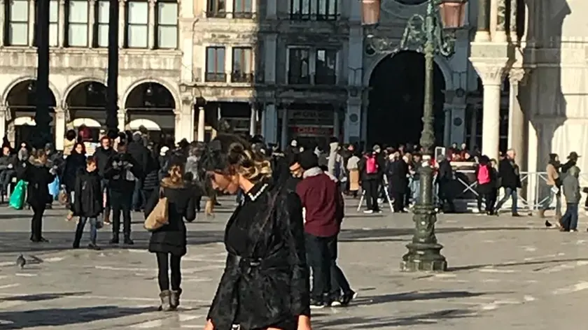 Modella in piazza San Marco, incurante del freddo gelido di questi giorni (foto Alex Simionato)