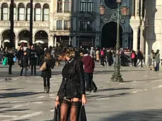 Modella in piazza San Marco, incurante del freddo gelido di questi giorni (foto Alex Simionato)