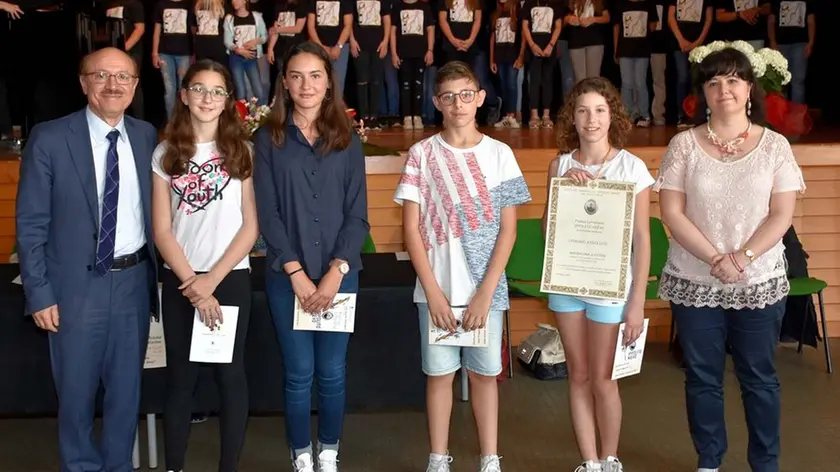 COLUCCI - DINO TOMMASELLA - SAN DONA' DI PIAVE -ISTITUTO "NIEVO" - I VINCITORI DEL PREMIO LETTERARIO - da sx Nando Di Legami ( preside); Cecchini Chiara; Dalla Nese Sofia; Arreghini Tommaso; Scotton MAddalena; Polita Chiara (assessore)