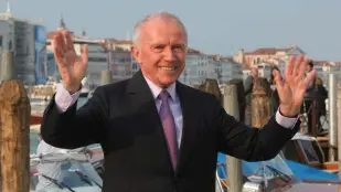 L’emiro del Qatar e, in alto Francois Pinault sbarca a Venezia