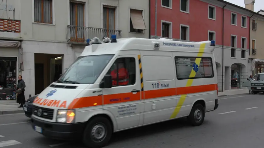 Ambulanza tra le strade di Portogruaro (foto d'archivio)