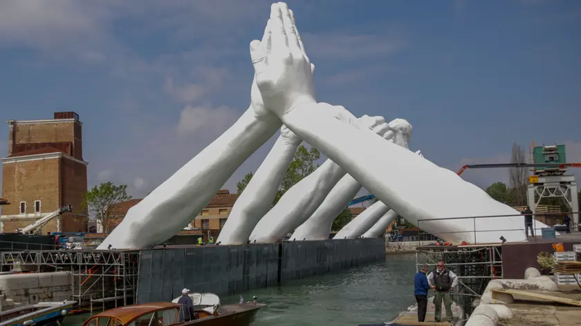 10/05/2019 Venezia. 58. Esposizione Internazionale d'Arte. Arsenale, Building Bridges, la scultura di Lorenzo Quinn