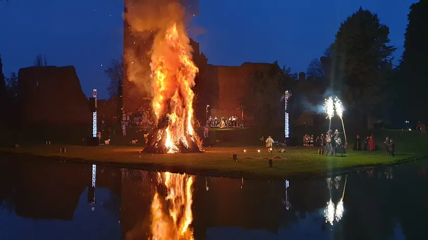 La grande pira in fiamme davanti alla Rocca dei Tempesta di Noale (foto Paolo Zaffaina / Ag. Pòrcile)
