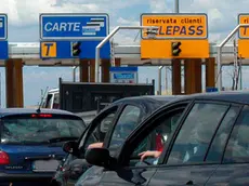 20080909 - ROMA - CLJ - CASSAZIONE: 'SCROCCAVA' TELEPASS IN AUTOSTRADA, 7 MESI CARCERE. I cartelli delle corsie Telepass al casello autostradale di Roma Nord, in una immagine di archivio. Riusciva a 'scroccare' il pedaggio autostradale 'attaccandosi' alle macchine munite di Telepass nella corsia riservata, passando, in diverse occasioni, prima che la sbarra si richiudesse. Ma il guidatore provetto della provincia di Monza, alla fine e' stato beccato e condannato per il reato di truffa continuata, nei confronti della societa' ..'Autostrade', a 7 mesi di carcere e 400 euro di multa. La sentenza e' stata poi confermata anche dalla Cassazione...ANSA/ARCHIVIO/MASSIMO CAPODANNO/DRN