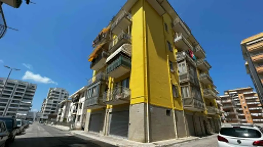 Il condominio in via Lince a Sottomarina teatro della tragedia (foto Pòrcile)