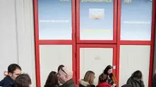 Gli aspiranti attori in attesa del casting A sinistra la foto a Giorgia Zennaro