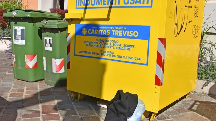 DE POLO - TOMMASELLA - SAN DONA’ - RIFIUTI ABBANDONATI CASSONETTI CARITAS