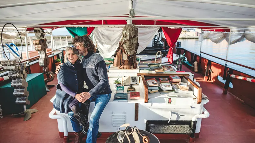 Luisa e Paolo a bordo del loro rimorchiatore-casa