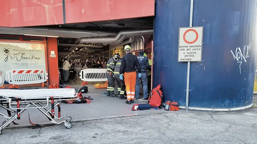 L’intervento di vigili del fuoco, polizia e Suem venerdì pomeriggio al centro commerciale la Piazza per recuperare la bambina e il papà nel vano dell’ascensore