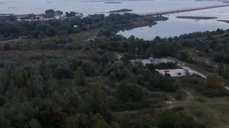 L’area dei Pili, a ridosso della laguna: la messa in sicurezza spetta ai proprietari