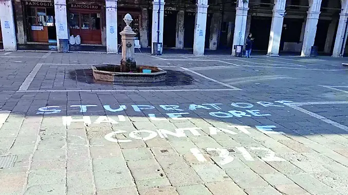 La scritta apparsa in campo San Giacometo a Rialto