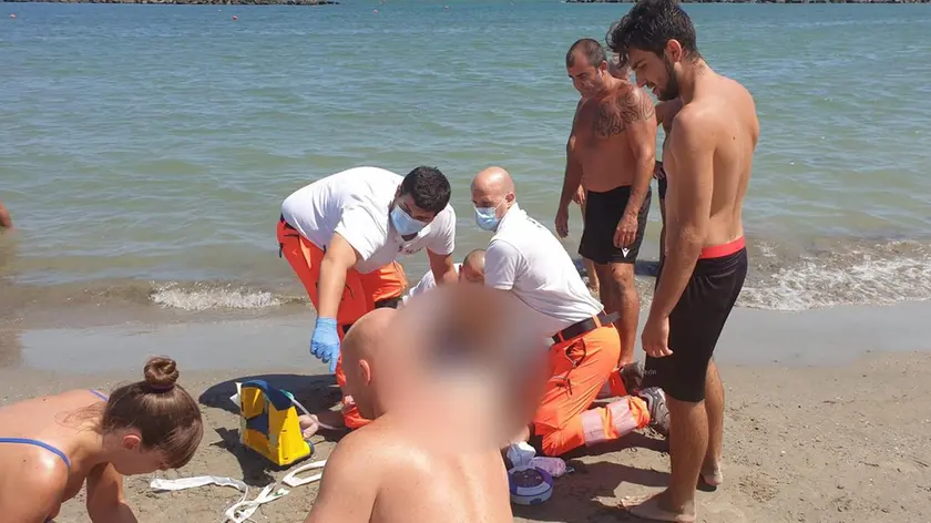 Un intervento di soccorso in spiaggai (foto di archivio)