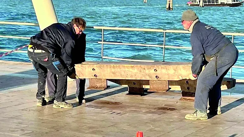La panchina vicino all’imbarcadero al Lido tolta dagli addetti di Veritas