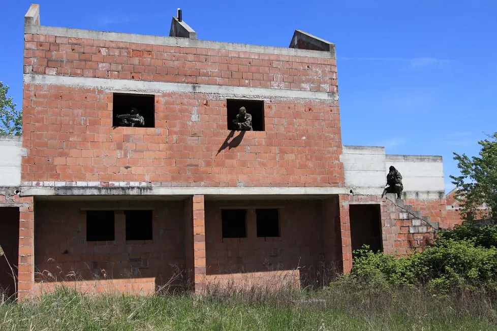 COLUCCI - DINO TOMMASELLA - CAORLE - INCHIESTA "TERME DI CAORLE" - L'AREA INTERESSATA AL PROGETTO TERME LUNGO LA VIA TARGHETE - LE CASE ABBANDONATE DOVE ALCUNI RAGAZZI HANNO GIRATO DELLE CLIP VIDEO