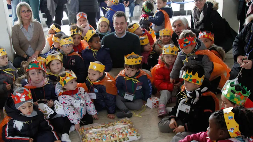 Agenzia Candussi, giornalista Baschieri. Festa di san Martino con i bambini delle scuole materne di Marghera, con Assessore Mar e Assessore Venturini presso Municipio di Marghera.