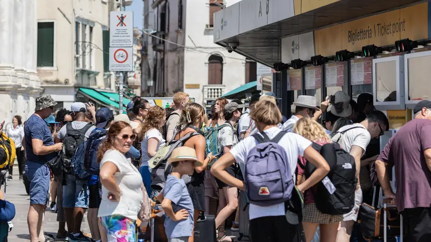 Biglietterie prese d’assalto dai turisti e pontili intasati da persone in attesa dell’arrivo del battello