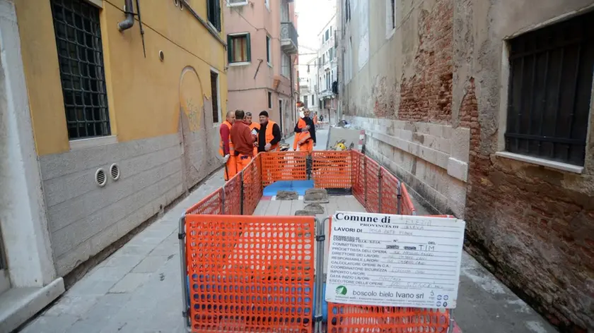 Interpress/M.Tagliapietra Venezia 03.11.2017.- Lavori posizionamento FIBRA. Zona di Rialto, tra Ruga e Sant'Aponal.