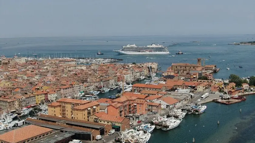 Un'immagine dall'alto di Chioggia con, sullo sfondo, una nave da crociera