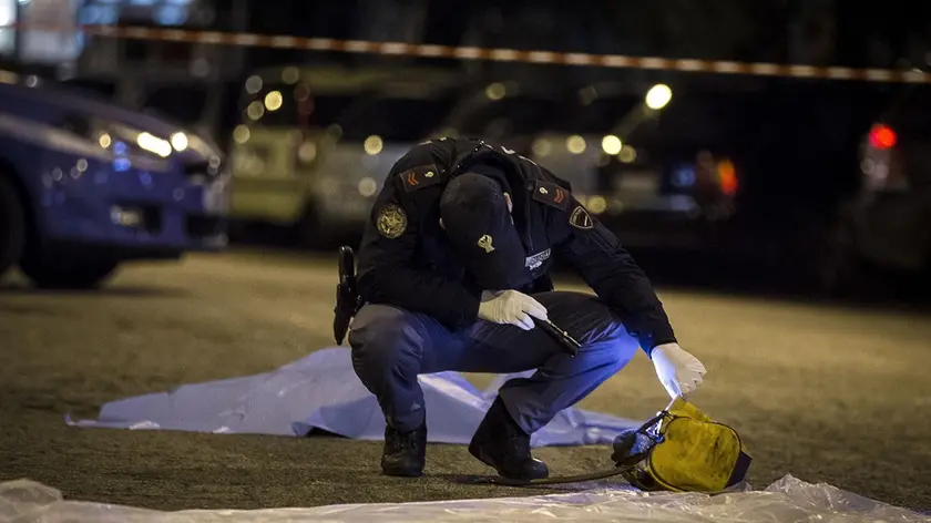 Inquirenti al lavoro sul luogo dove una macchina, non fermandosi all'alt della polizia, ha travolto diversi passanti causando la morte di una donna e sette feriti, Roma, 27 maggio 2015. .ANSA/ANGELO CARCONI