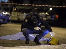 Inquirenti al lavoro sul luogo dove una macchina, non fermandosi all'alt della polizia, ha travolto diversi passanti causando la morte di una donna e sette feriti, Roma, 27 maggio 2015. .ANSA/ANGELO CARCONI