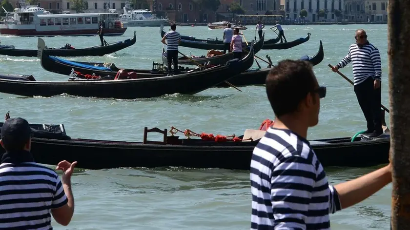 Interpress/M.Tagliapietra Venezia 07.05.2016.- Protesta gondolieri contro il moto ondoso in bacino San Marco. Ostruzione alle imbarcazioni a motore.