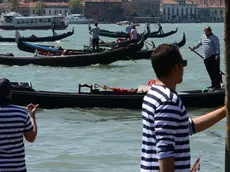 Interpress/M.Tagliapietra Venezia 07.05.2016.- Protesta gondolieri contro il moto ondoso in bacino San Marco. Ostruzione alle imbarcazioni a motore.