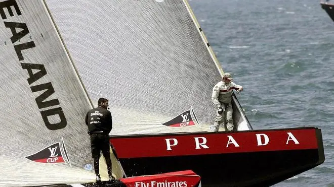 COPPA AMERICA: LUNA ROSSA BATTUTA IN 1/A FINALE VUITTON CUP. Members of Italian challenger 'Luna Rossa' (R) sail against 'Emirates New Zealand' during the final of the Louis Vuitton Cup, the challengers races for the 32nd America's Cup, in Valencia, eastern Spain, 01 June 2007. .. ANSA-EPA/KAI FOERSTERLING / LI*************** TRADUZIONE ***************COPPA AMERICA: LUNA ROSSA BATTUTA IN TAZZA DI 1/A FINALE VUITTON. Membri dello sfidante italiano ' vela di Luna Rossa ' (r) contro ' i emirates Nuova Zelanda ' durante il finale della tazza di Louis Vuitton, le corse degli sfidanti per la tazza della trentaduesima America, a Valencia, Spagna orientale, il 01 giugno 2007. \N ANSA-EPA/KAI FOERSTERLING / LI