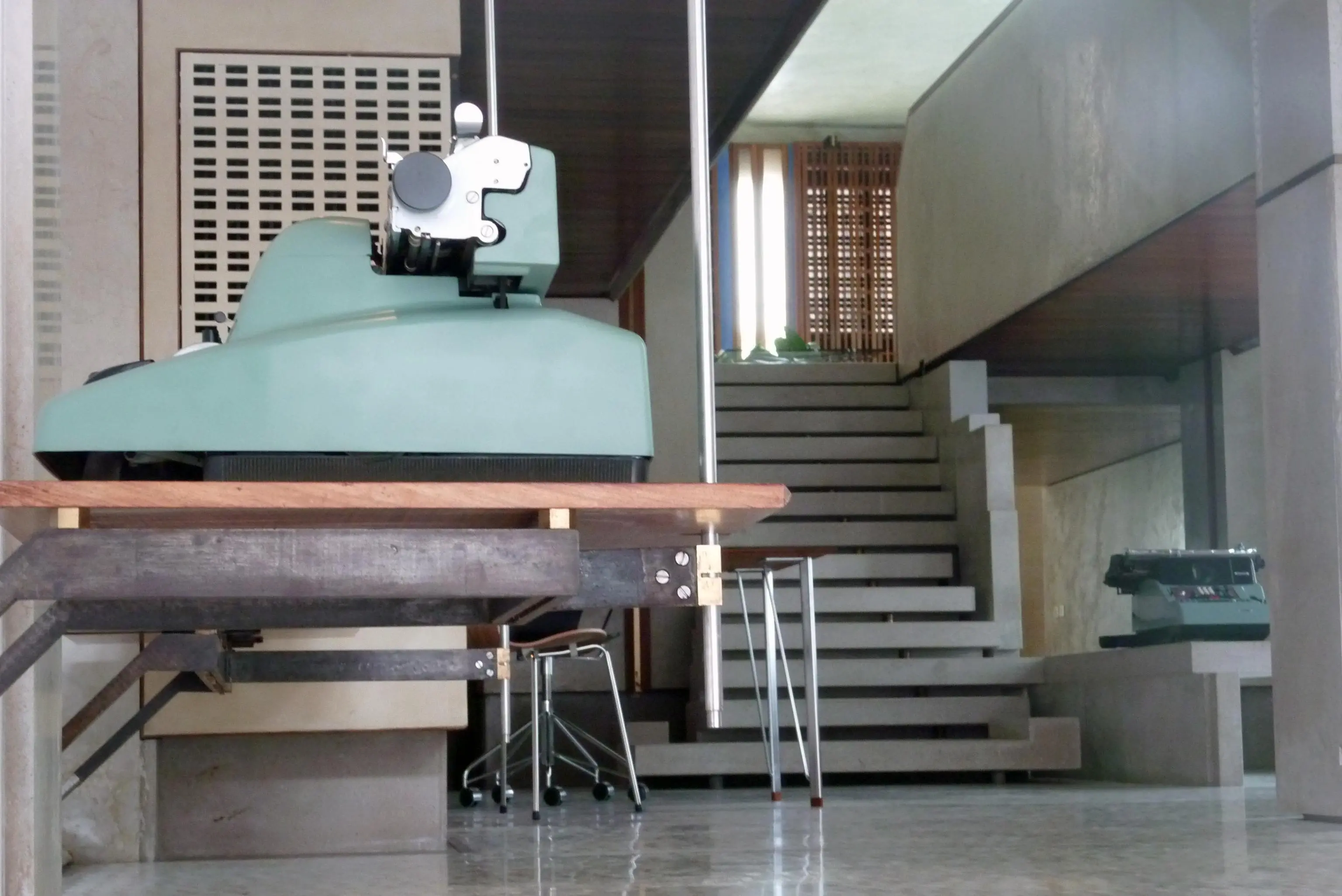 Una veduta parziale dell'interno del negozio Olivetti progettato da Carlo Scarpa. Marmo, vetro, giochi d'acqua e i colori, rosso, giallo e blu' a comporre in piccolo tutto il mondo di Carlo Scarpa, genio veneziano dell'architettura del XX secolo. E' questo il negozio 'Olivetti' che si affaccia in Piazza San Marco a Venezia dalle Procuratie Vecchie, un gioiello che era stato dimenticato ma che il 20 aprile diventera' patrimonio di tutti grazie ad un restauro e la gestione del Fai (Fondo per l'ambiente italiano). .ANSA/ANDREA MEROLA