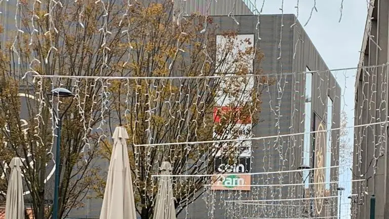 Luminarie già installate nel centro storico di Mestre