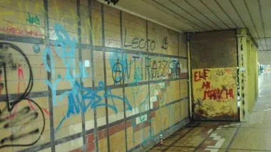 A sinistra il sottopasso di via Rizzardi, sopra cassonetto in via Genelar Cantore, lievemente danneggiato. Ma, in generale, giungono varie lamentele sull’asporto dei rifiuti nell’area A destra l’area dell’ex autolavaggio Niagara in stato d’abbandono, postazione per le prostitute