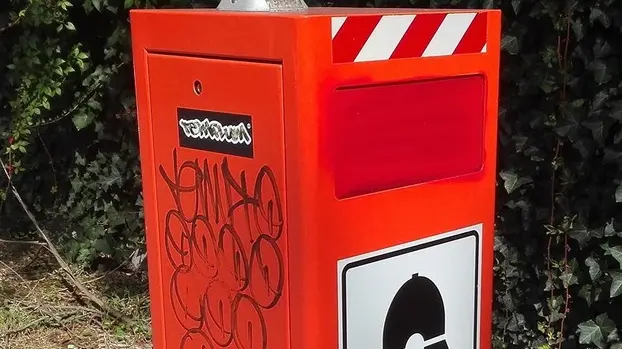COLUCCI - DINO TOMMASELLA - SAN DONA' - IL TRUEBOX DI VIA SABBIONI SCPORCATO CON VERNICE ROSSA DA VANDALI
