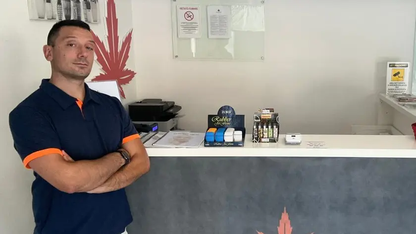 Salvatore Fardella, che gestisce uno dei negozi di cannabis