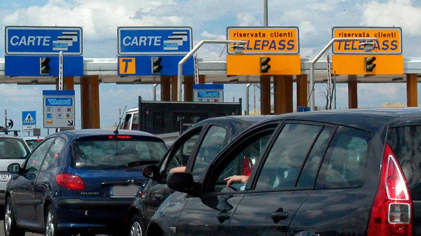 20080909 - ROMA - CLJ - CASSAZIONE: 'SCROCCAVA' TELEPASS IN AUTOSTRADA, 7 MESI CARCERE. I cartelli delle corsie Telepass al casello autostradale di Roma Nord, in una immagine di archivio. Riusciva a 'scroccare' il pedaggio autostradale 'attaccandosi' alle macchine munite di Telepass nella corsia riservata, passando, in diverse occasioni, prima che la sbarra si richiudesse. Ma il guidatore provetto della provincia di Monza, alla fine e' stato beccato e condannato per il reato di truffa continuata, nei confronti della societa' ..'Autostrade', a 7 mesi di carcere e 400 euro di multa. La sentenza e' stata poi confermata anche dalla Cassazione...ANSA/ARCHIVIO/MASSIMO CAPODANNO/DRN