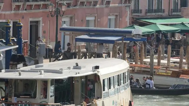 INTERPRESS./GF.TAGLIAPIETRA. 09.09.14. COLLISIONE TRA VAPORETTO ACTV 93 (NELLA FOTO) LINEA 2 CON GONDOLA A RIALTO.