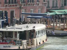 INTERPRESS./GF.TAGLIAPIETRA. 09.09.14. COLLISIONE TRA VAPORETTO ACTV 93 (NELLA FOTO) LINEA 2 CON GONDOLA A RIALTO.