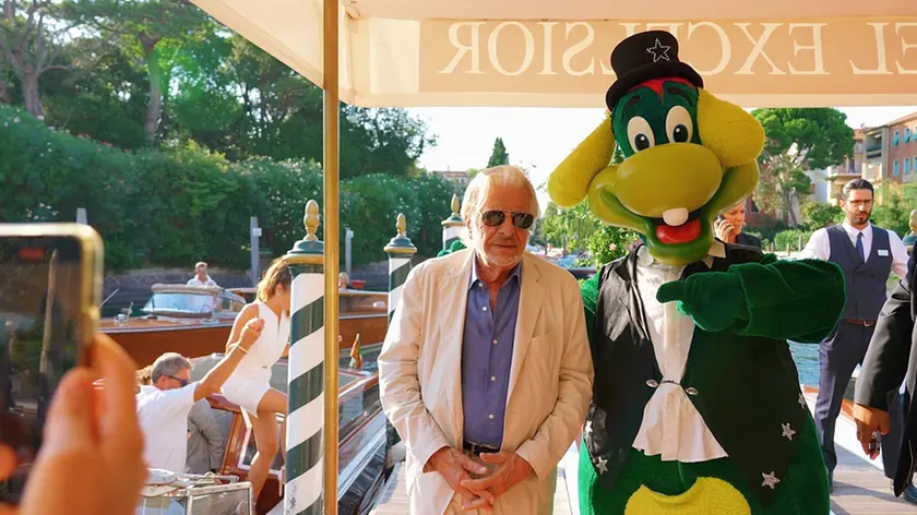 Giancarlo Giannini alla Mostra del Cinema con la mascotte di Gardalan, Prezzemolo