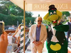 Giancarlo Giannini alla Mostra del Cinema con la mascotte di Gardalan, Prezzemolo