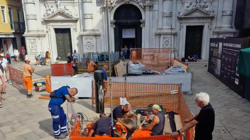 Campo San Moisè trasformato in un cantiere a cielo aperto