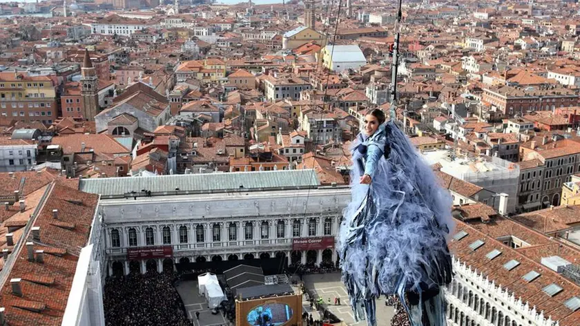 26.02.2017 Venezia. Il "volo" dell'Aquila Melissa Satta dal Campanile di San Marco. © Italo Greci