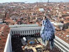 26.02.2017 Venezia. Il "volo" dell'Aquila Melissa Satta dal Campanile di San Marco. © Italo Greci