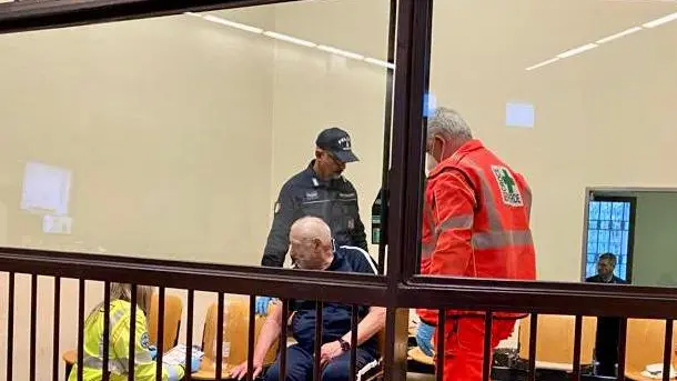 La cella dell’aula bunker subito dopo l’aggressione da parte di Pattarello a Trabujo